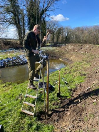 Neuer Teich mit Obstbäumen